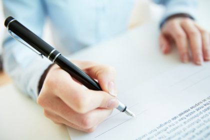 assinando-um-contrato_1098-2085